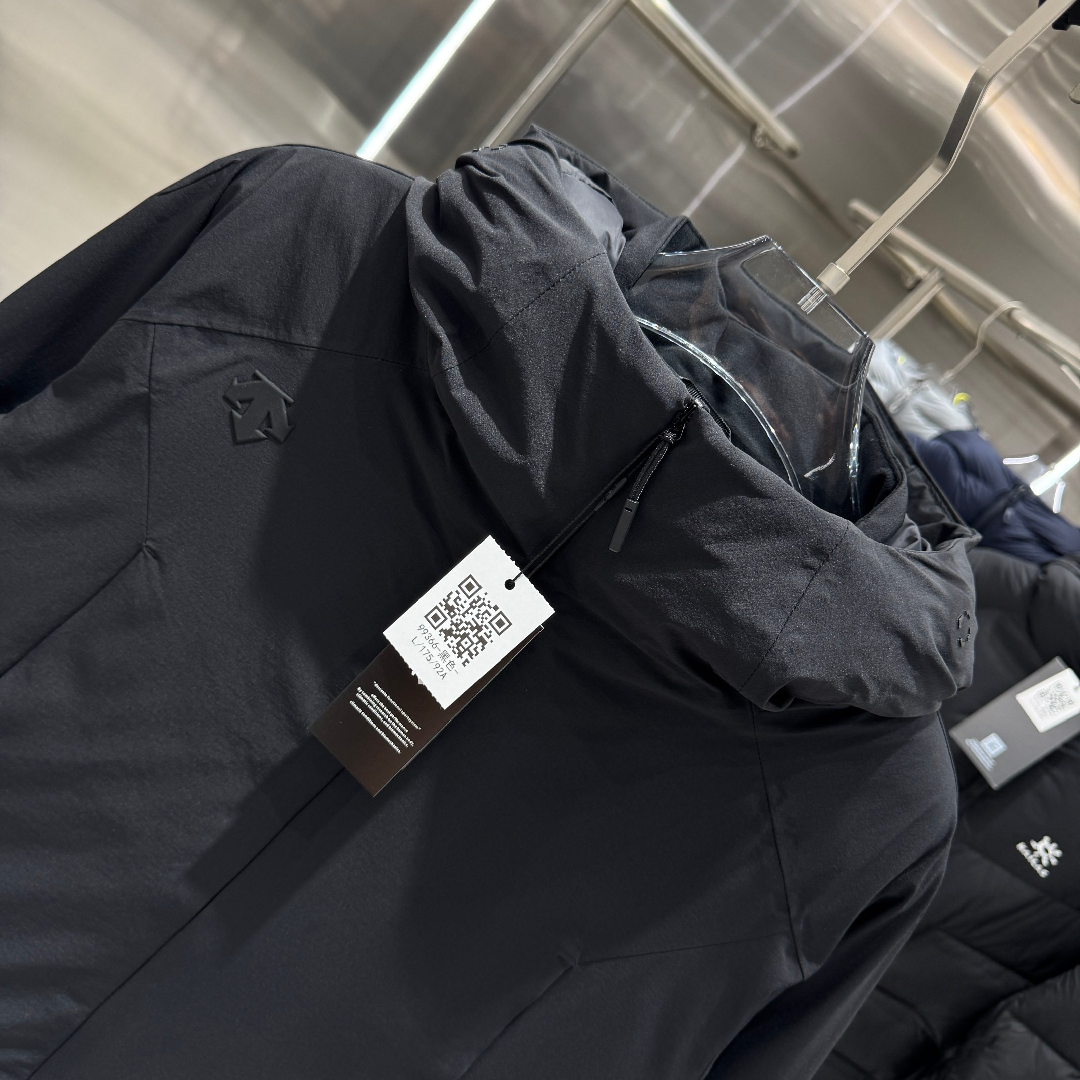 <p>DESCENTE 运动羽绒服(黑)</p>