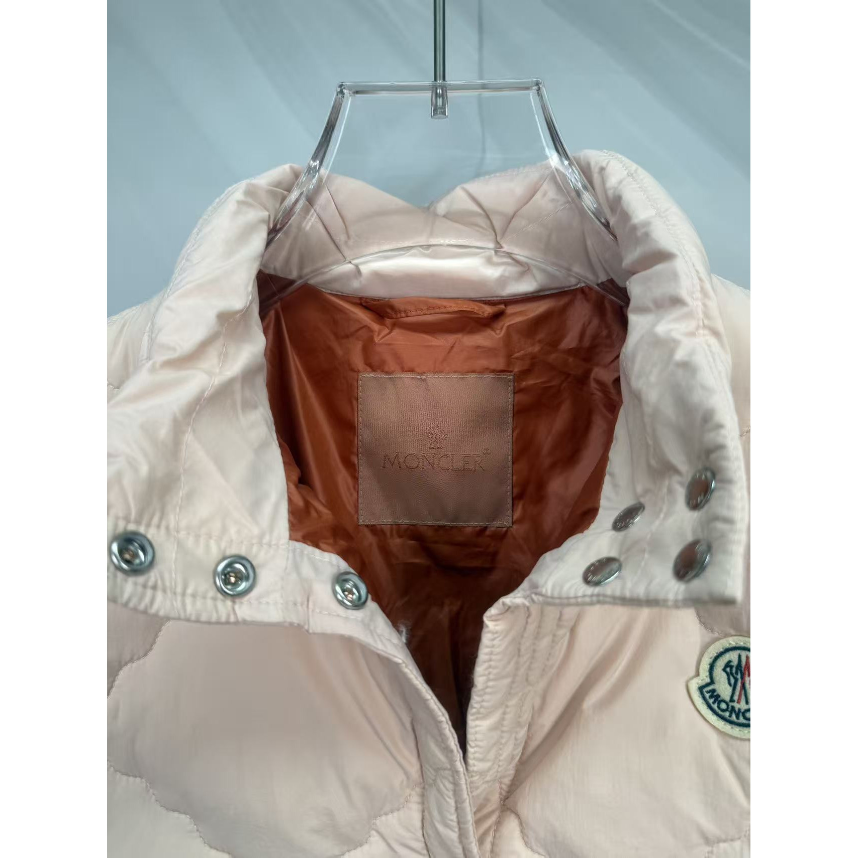 <p>Moncler 菱格纹立领休闲女士羽绒背心(粉)</p>