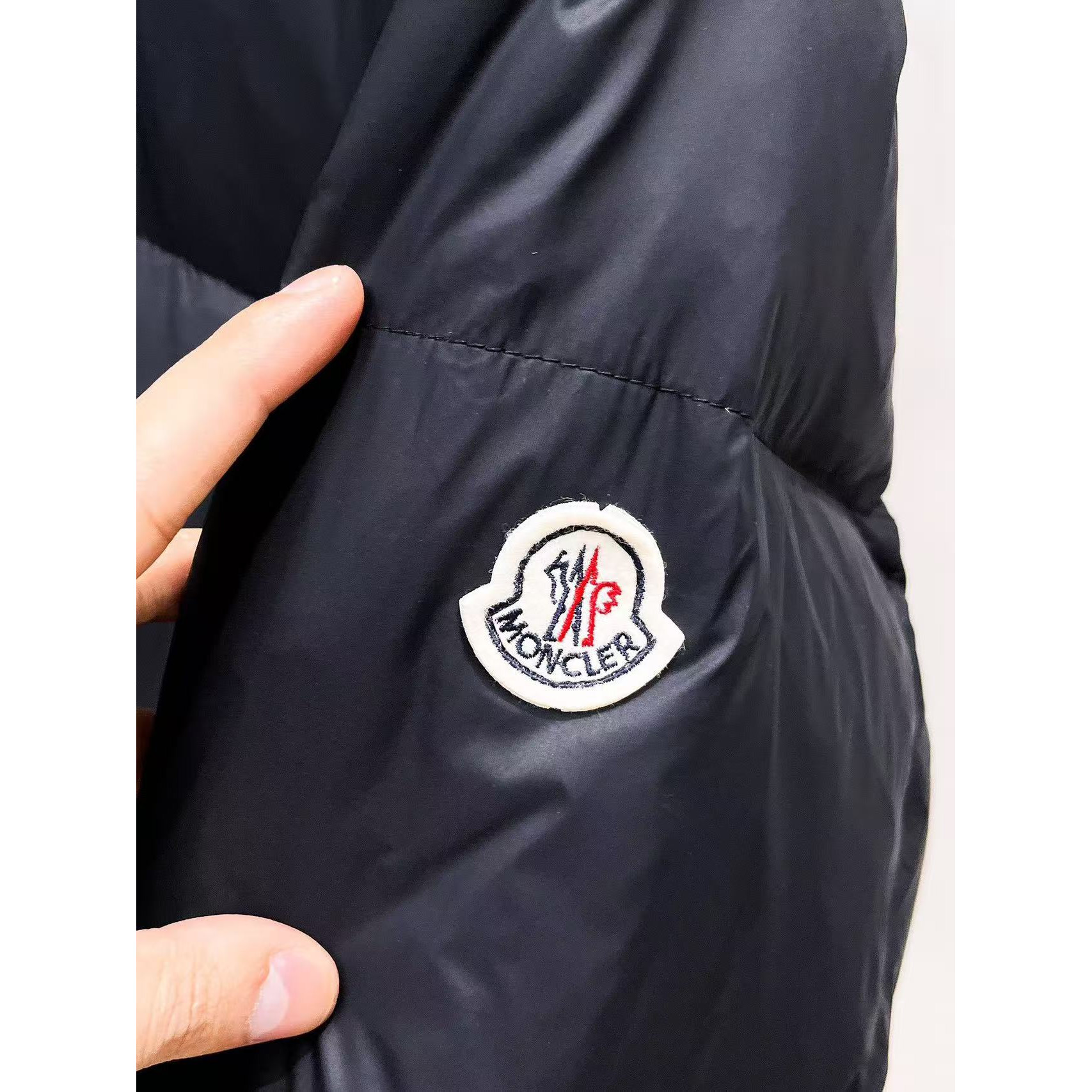 <p>MONCLER&nbsp;秋冬新款羽绒服(藏青)&nbsp;</p>