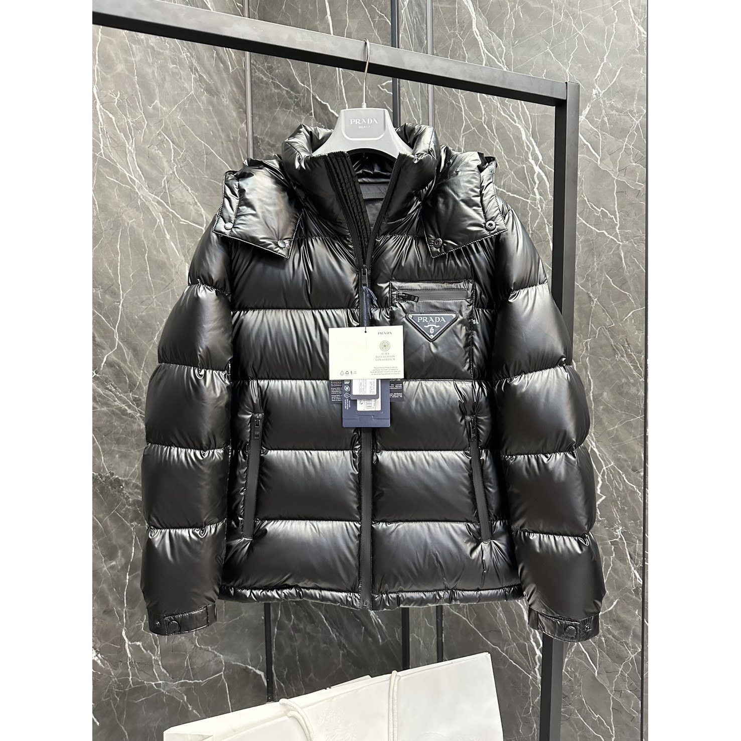 <p>PRADA 新款羽绒服(黑)</p>