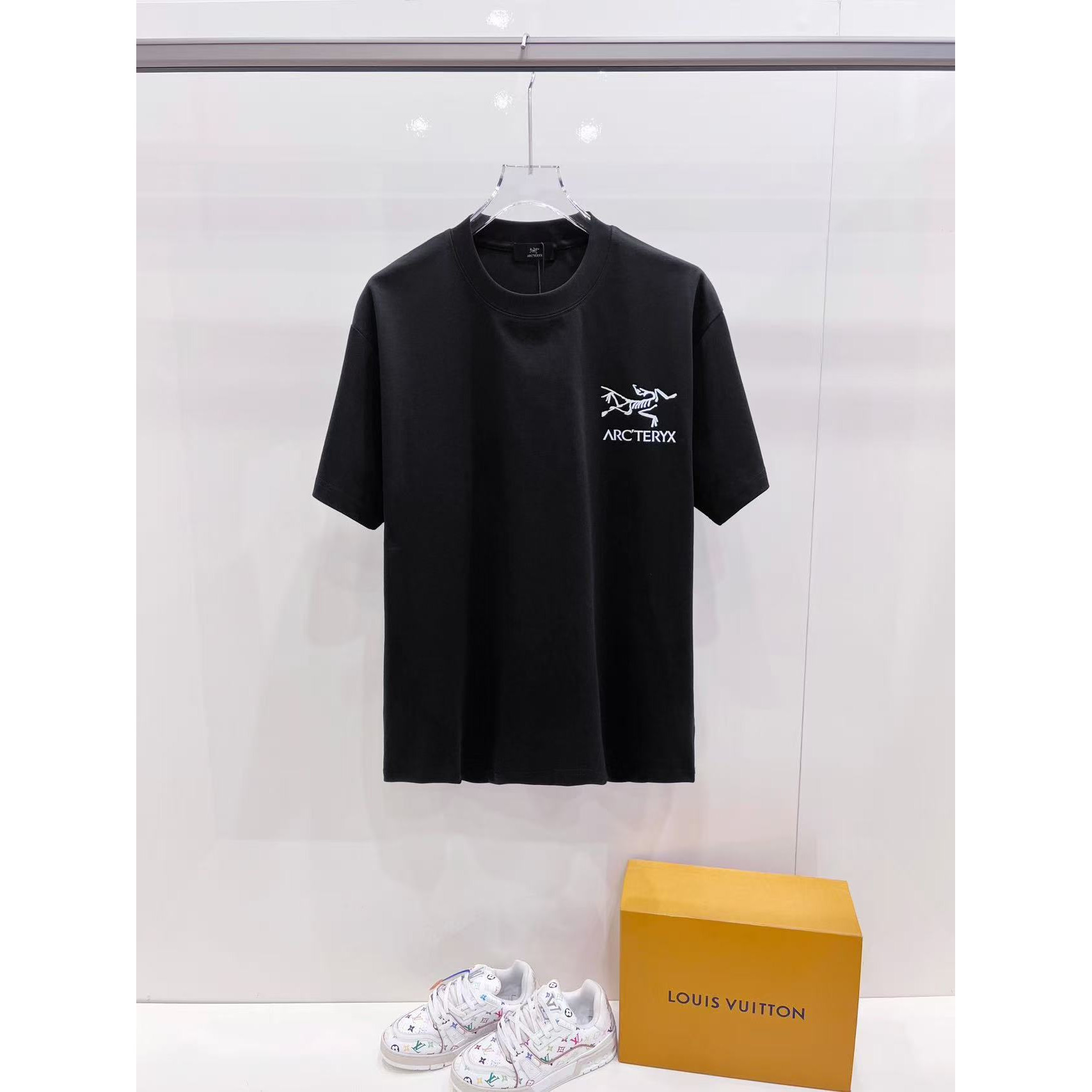 <p>Arc'teryx 短袖圆领T恤(黑)</p>