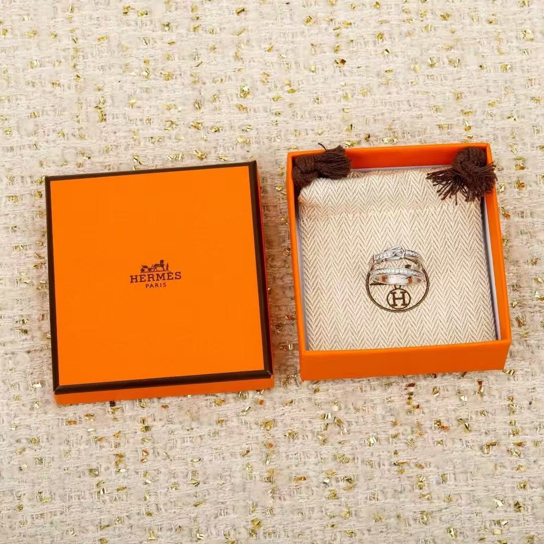 <p>HERMES&nbsp; 双圈戒指</p>