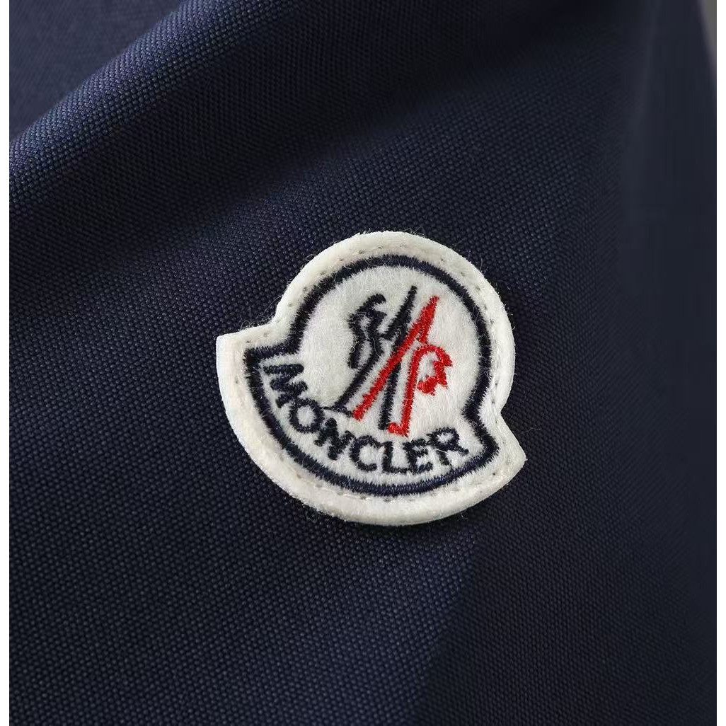 <p>MONCLER&nbsp;男士夹克外套(800858)</p>