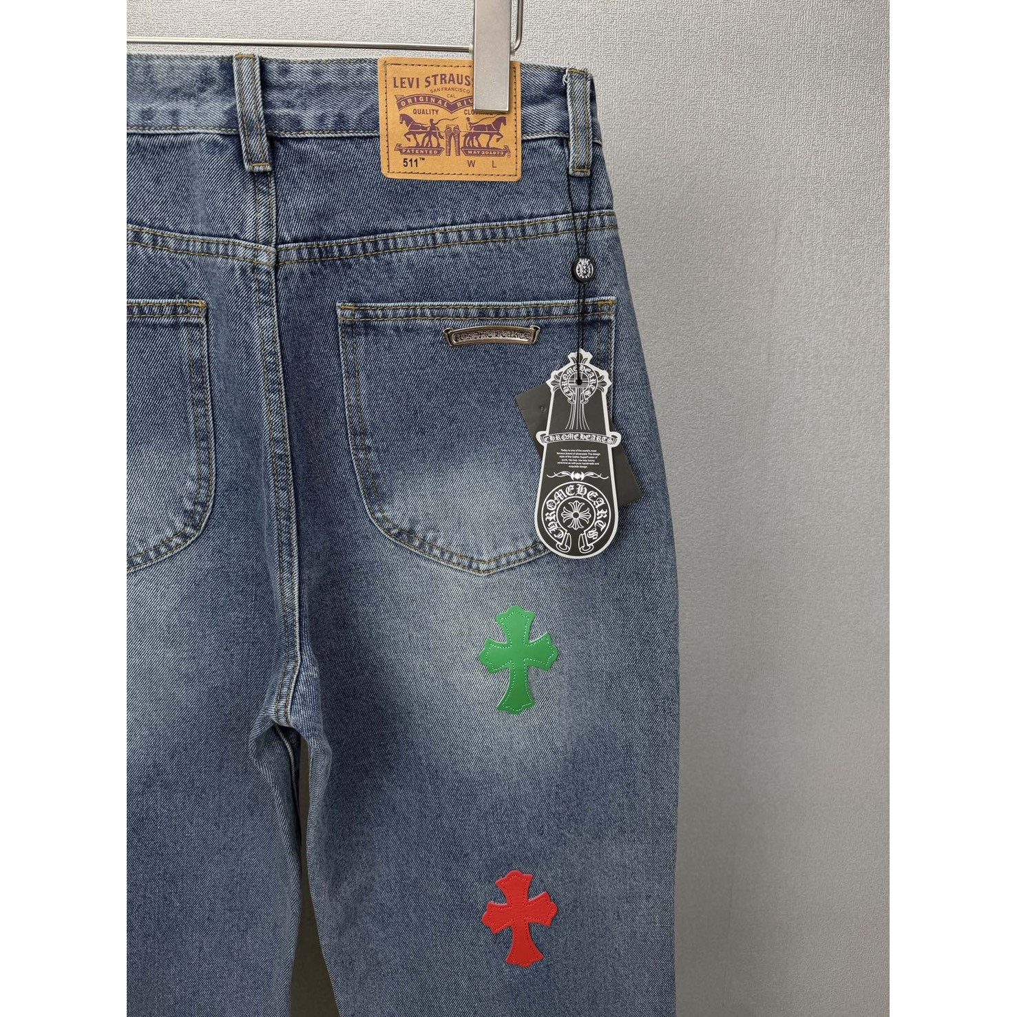<p>CHROME HEARTS 红绿十字架拼皮情侣款水洗宽松牛仔裤</p>