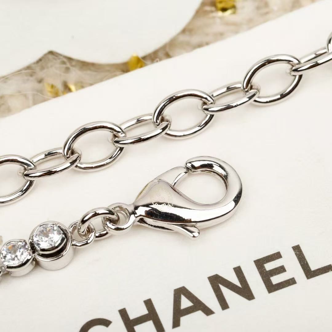 <p>CHANEL&nbsp; 银色水钻珍珠项链</p>