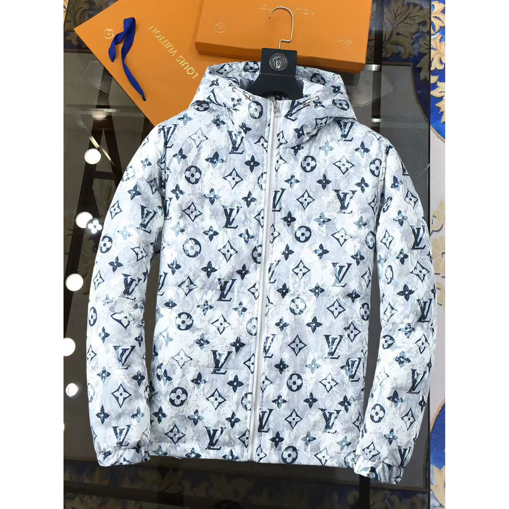 <p>LV 新款羽绒服(白)</p>