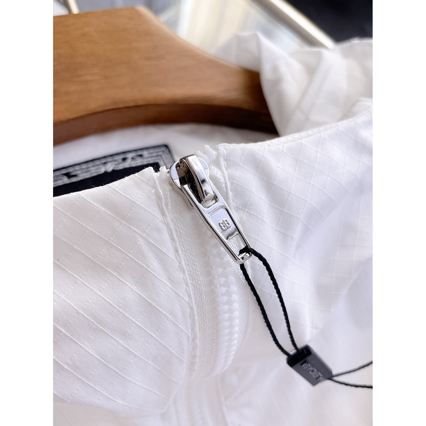 <p>Balenciaga 男士夹克外套(白)</p>