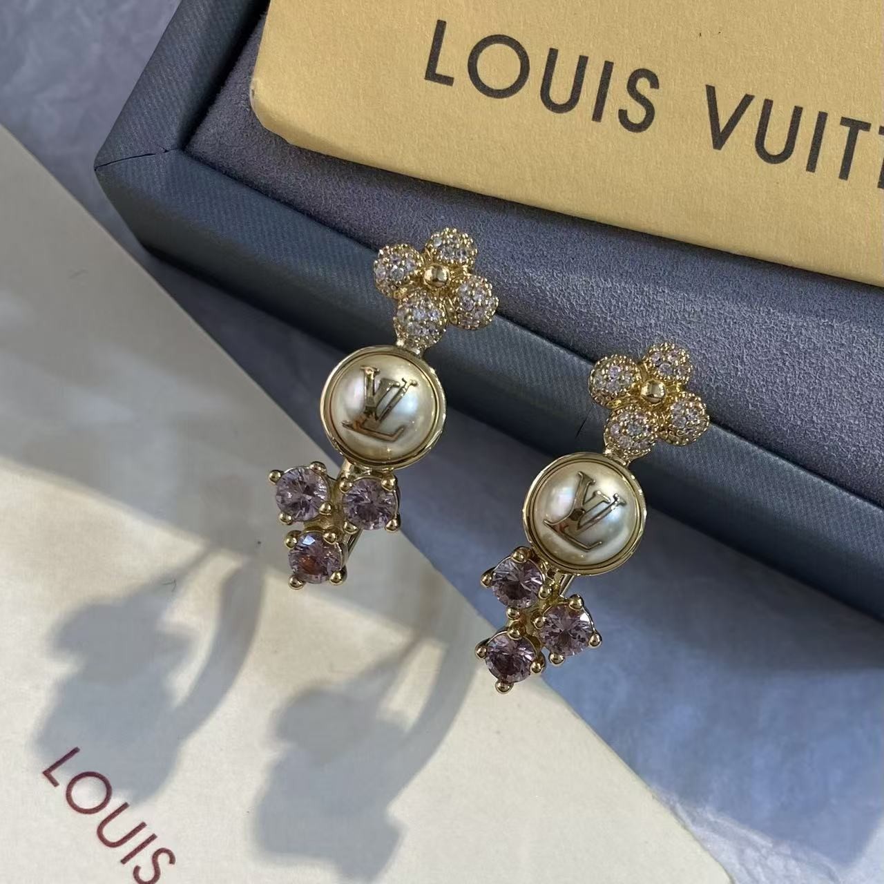 <p>LV 七夕限定花卉耳钉</p>