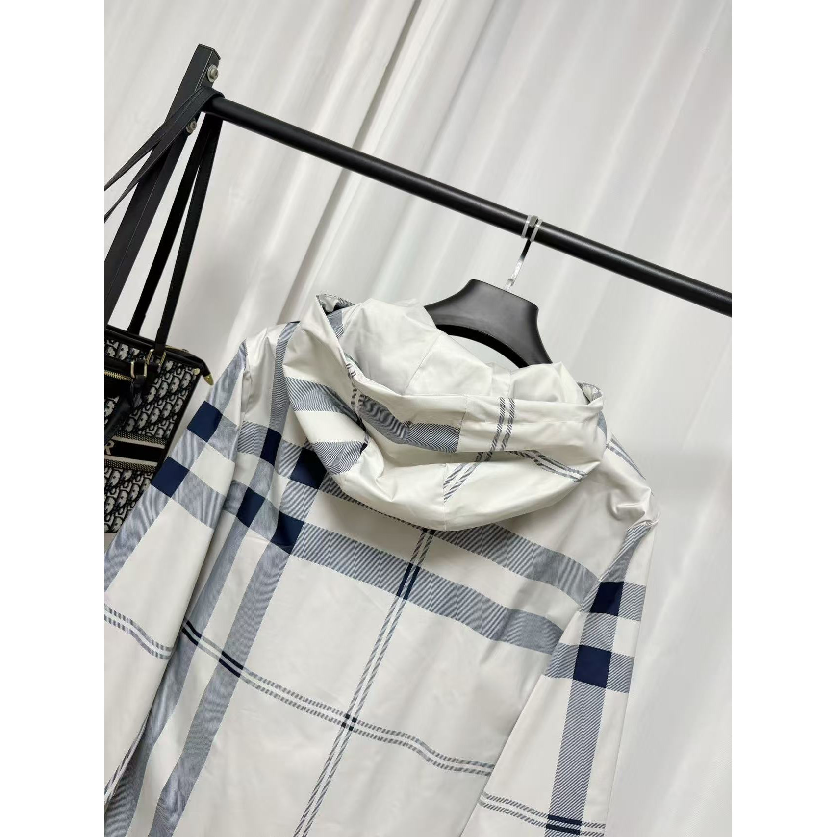<p>Burberry 夹克外套(白)</p>