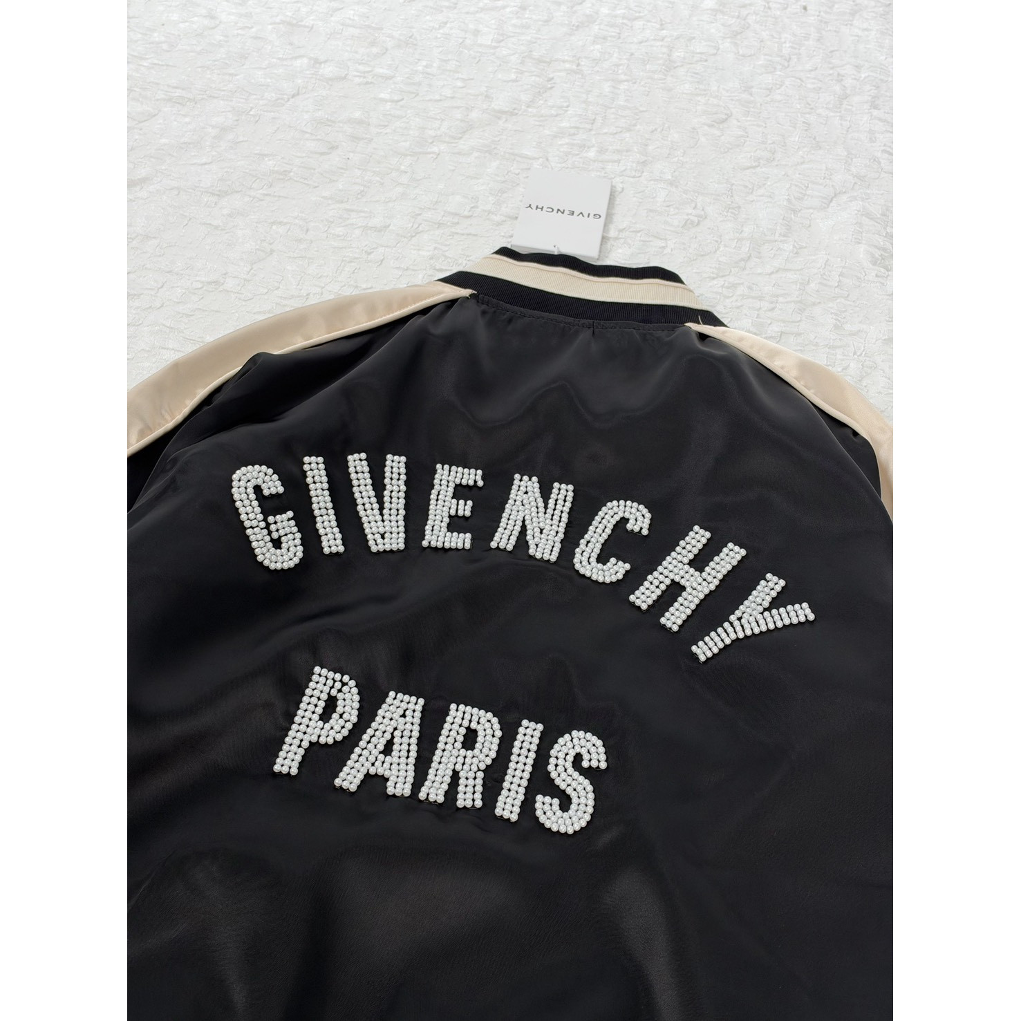 <p>Givenchy 拼色缎面绣珠棒球夹克外套</p>