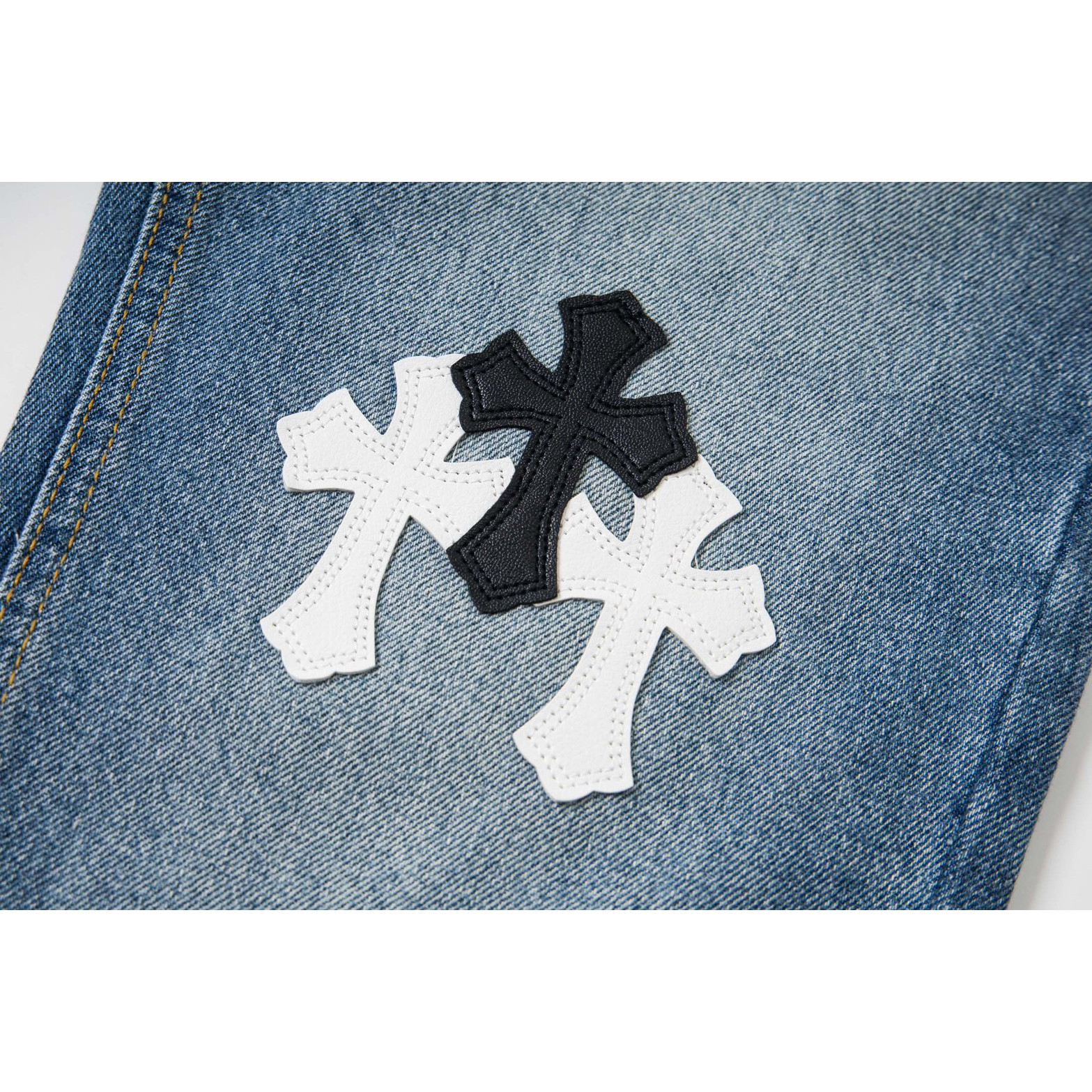 <p>CHROME HEARTS 浅蓝裤梵文黑白拼皮牛仔裤(1803#)</p>

<p>&nbsp;</p>
