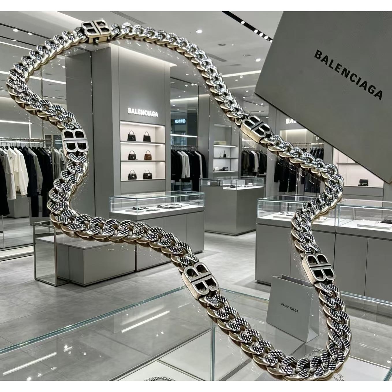 <p>Balenciaga&nbsp;项链</p>