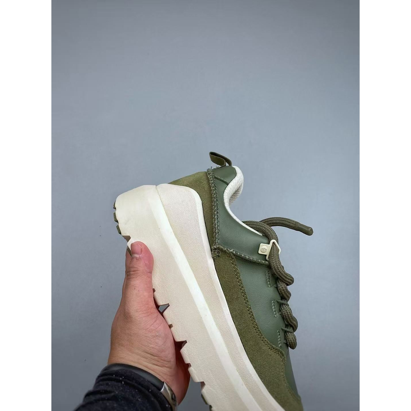 <p>UGG Heritage Utilty Sneaker&nbsp;中性雪地面包鞋</p>