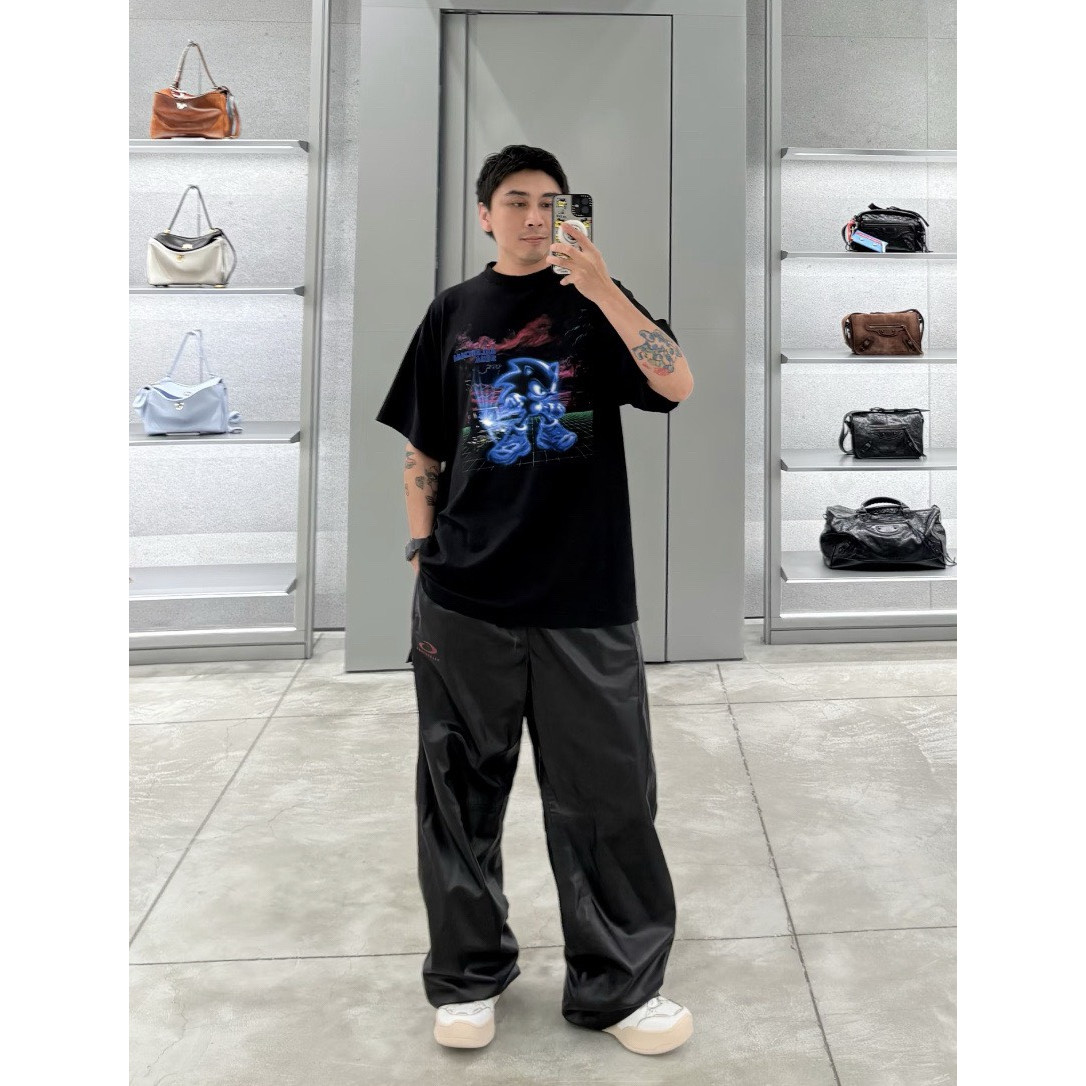 <p>Balenciaga&nbsp; Sega索尼克联名霓虹蓝刺猬索尼克 短袖T恤</p>