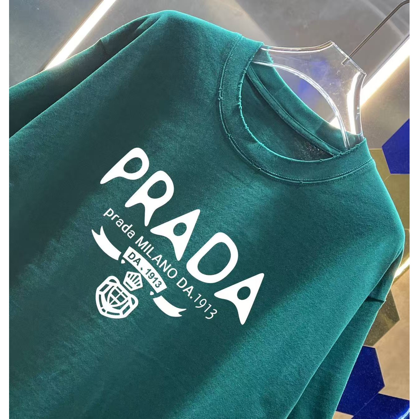 <p>PRADA 洗水磨破短袖T恤(洗水綠)</p>
