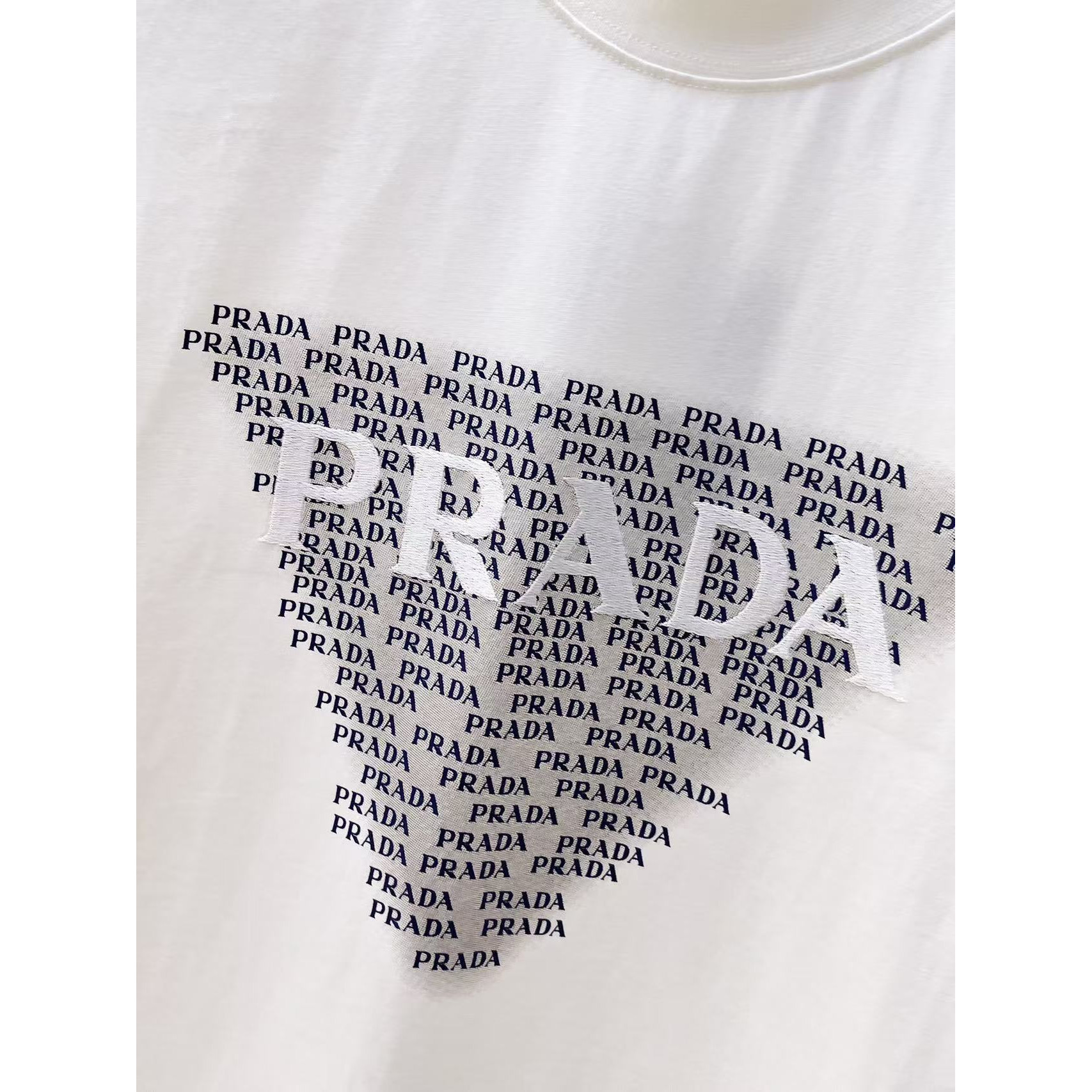 <p>PRADA 专柜新款短袖T恤(白)</p>