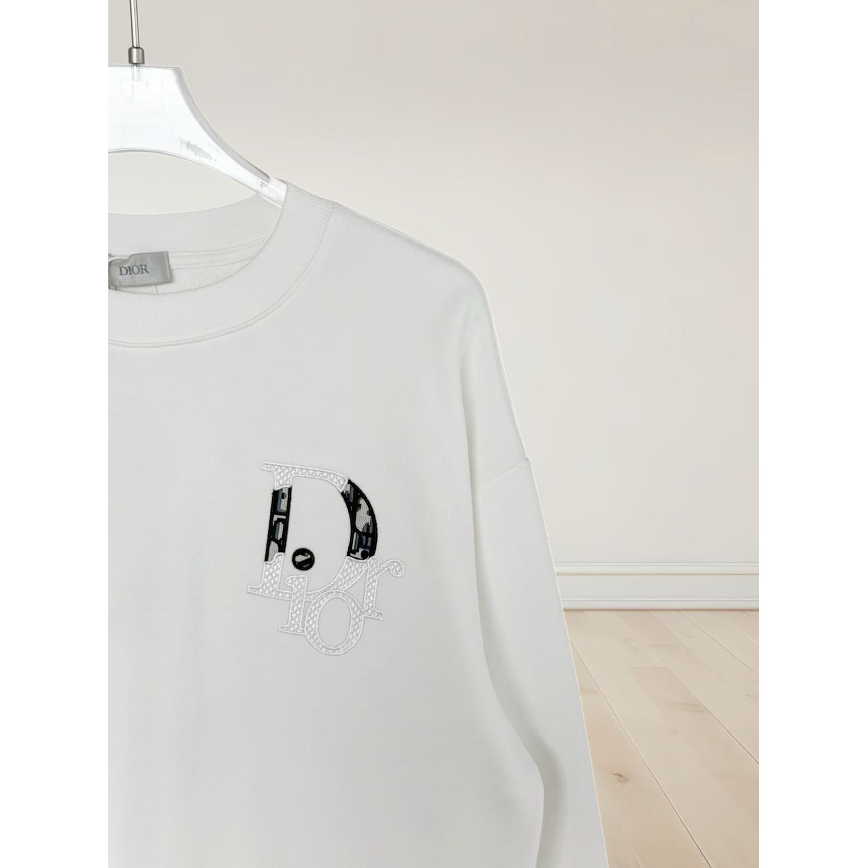 <p>DIOR&nbsp;刺绣圆领卫衣(白)</p>