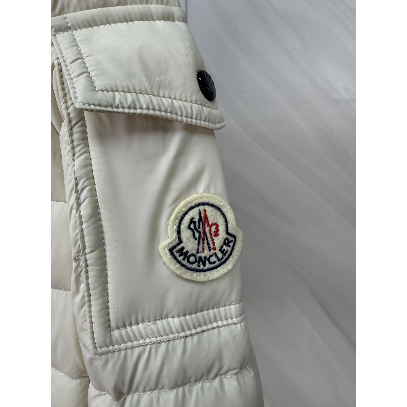 <p>Moncler Bles系列羽绒服(白)</p>