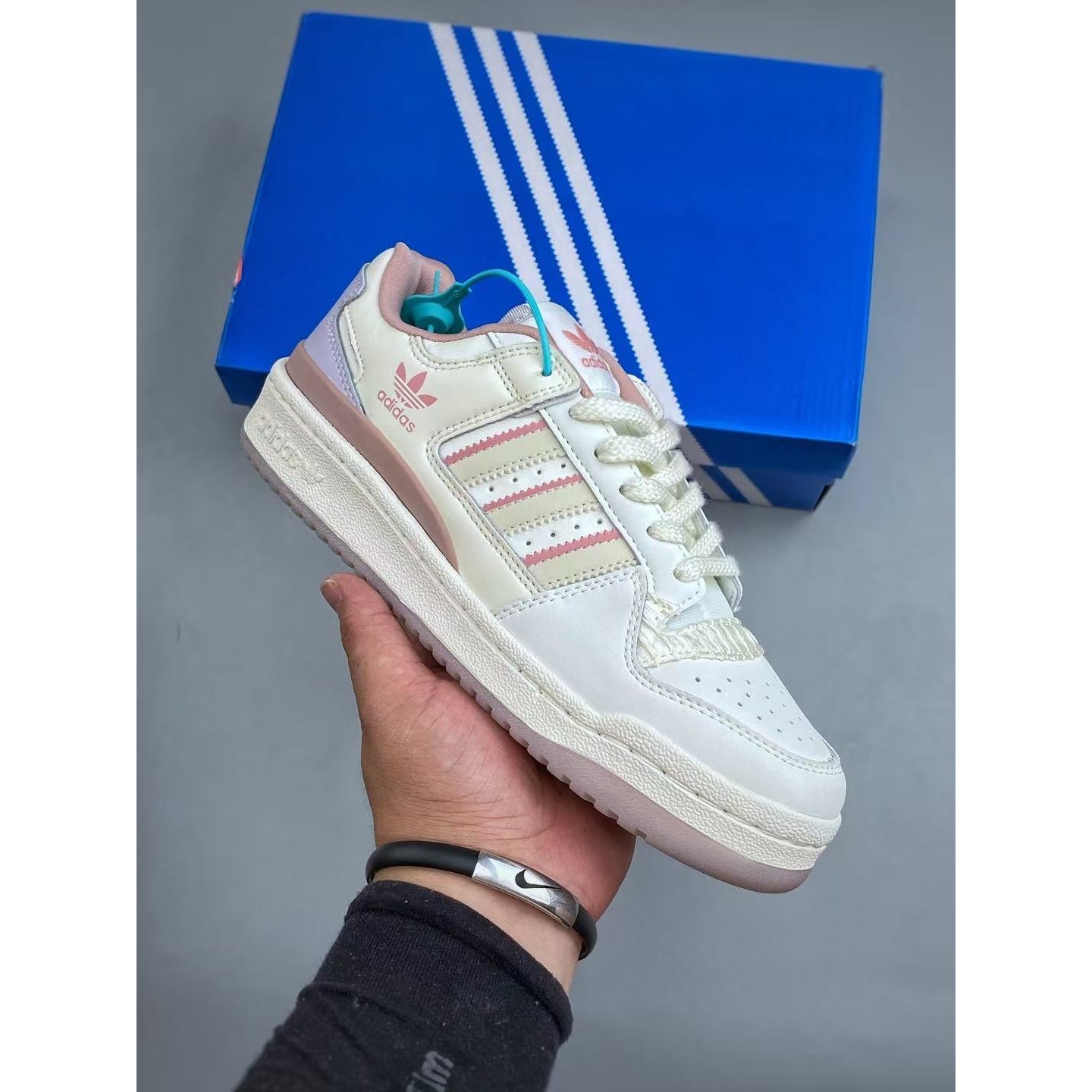 <p>Adidas Originals FORUM 潮流休闲鞋</p>