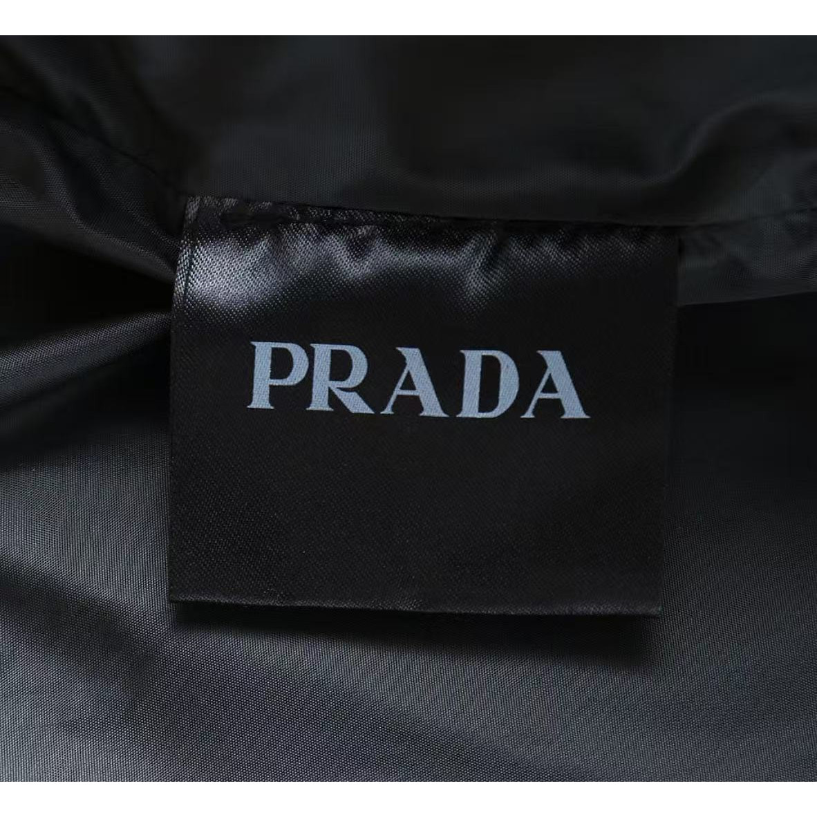 <p>PRADA 新款羽绒服(黑)</p>