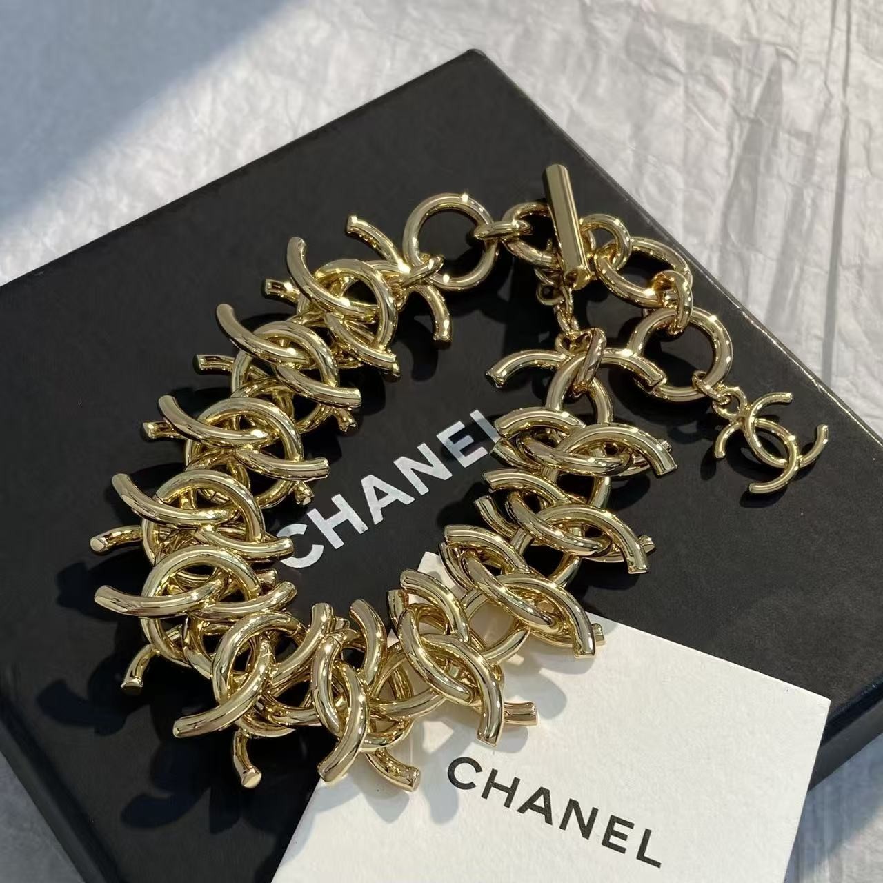 <p>CHANEL 金色多c重叠手链</p>