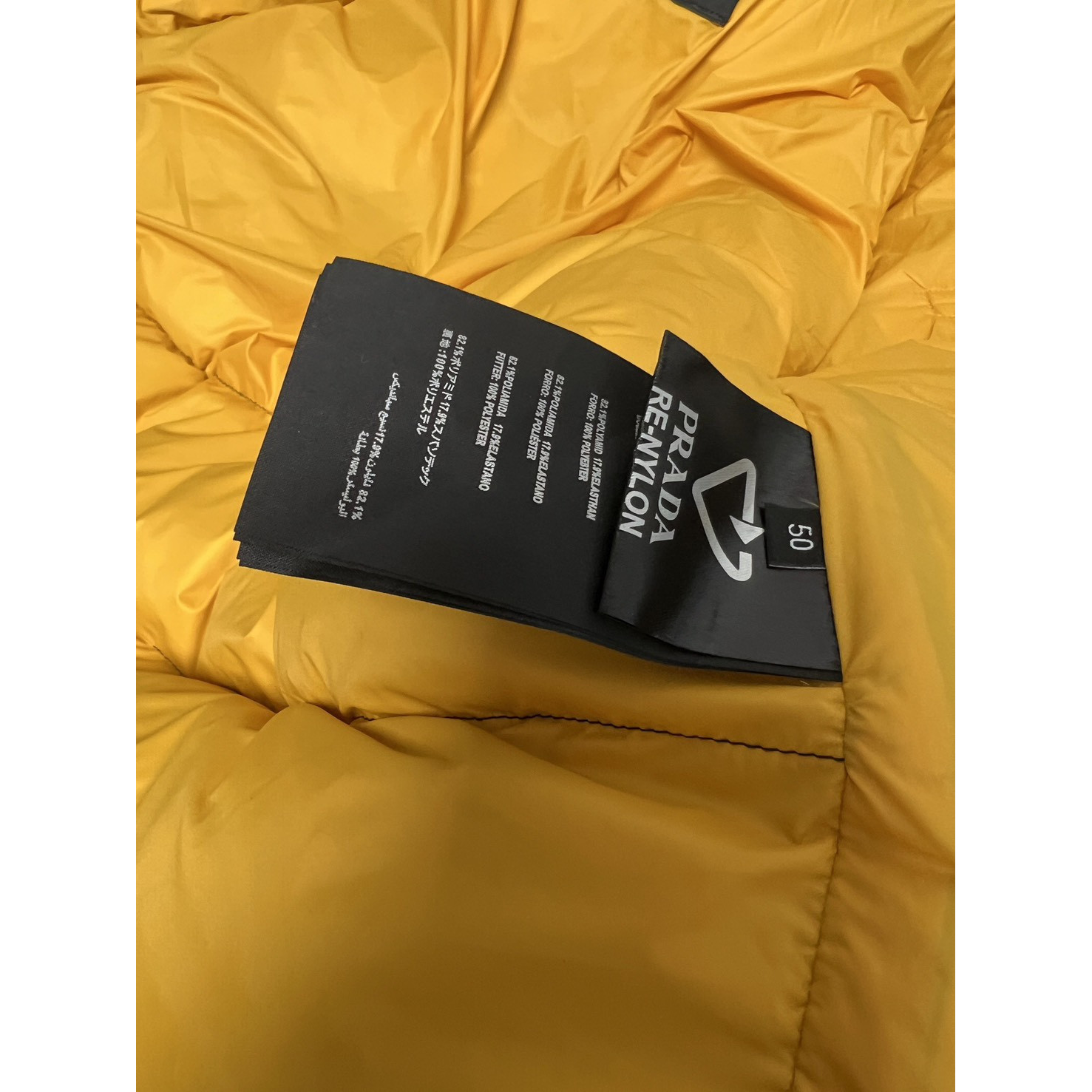 <p>PRADA 连帽羽绒服(黑)</p>
