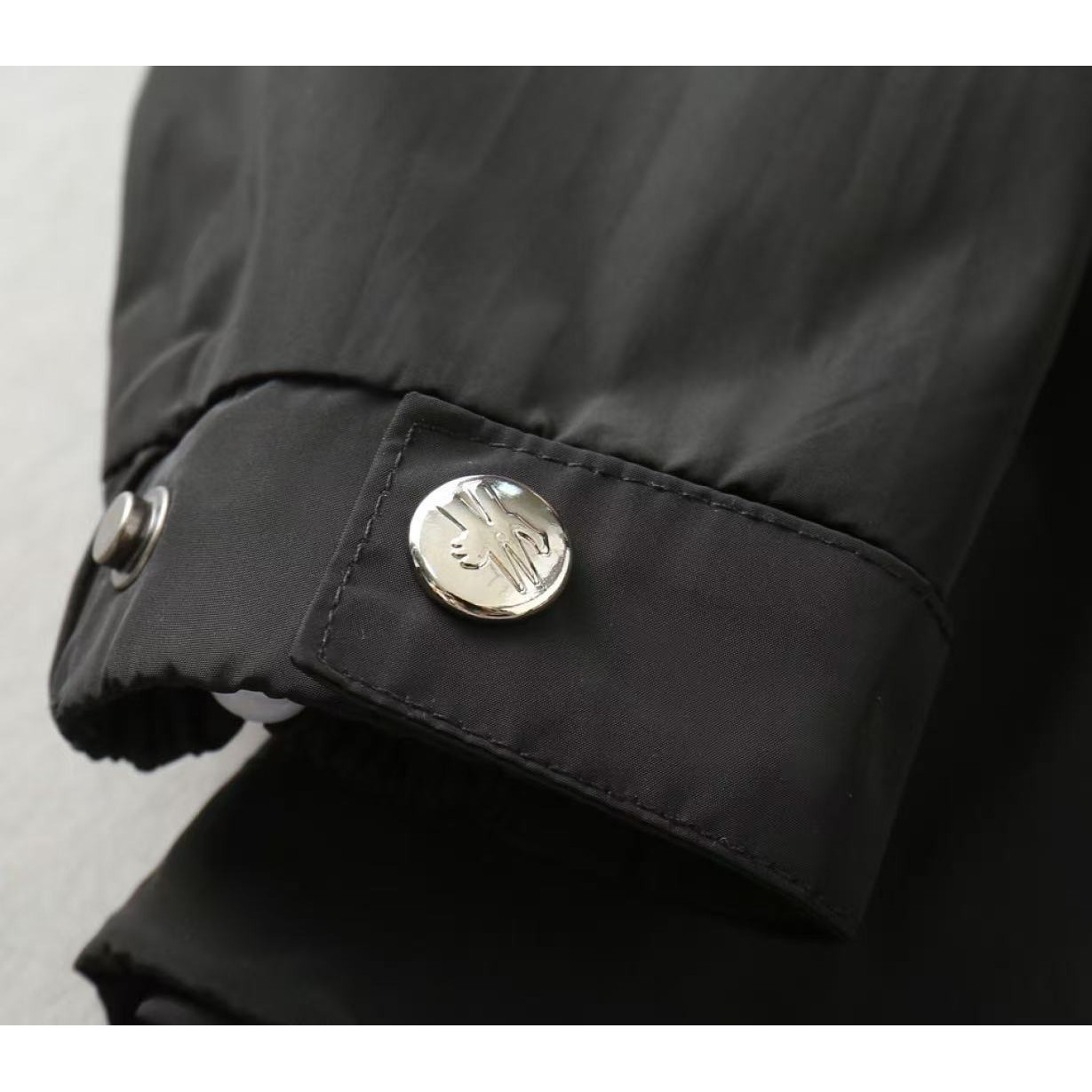 <p>MONCLER&nbsp;男士夹克外套(黑)</p>