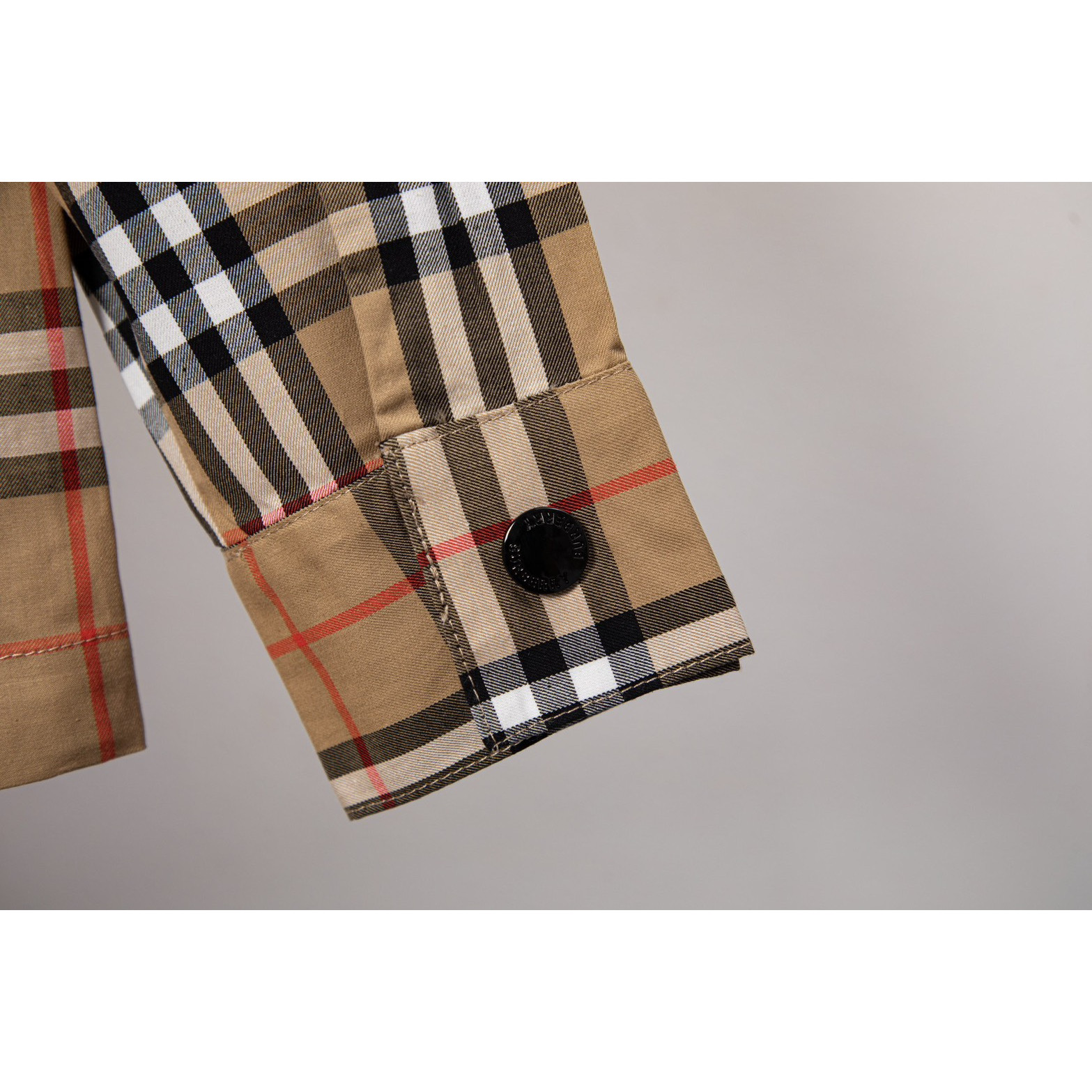 <p>BURBERRY 经典拉链外套(DZ79)(卡其色)</p>