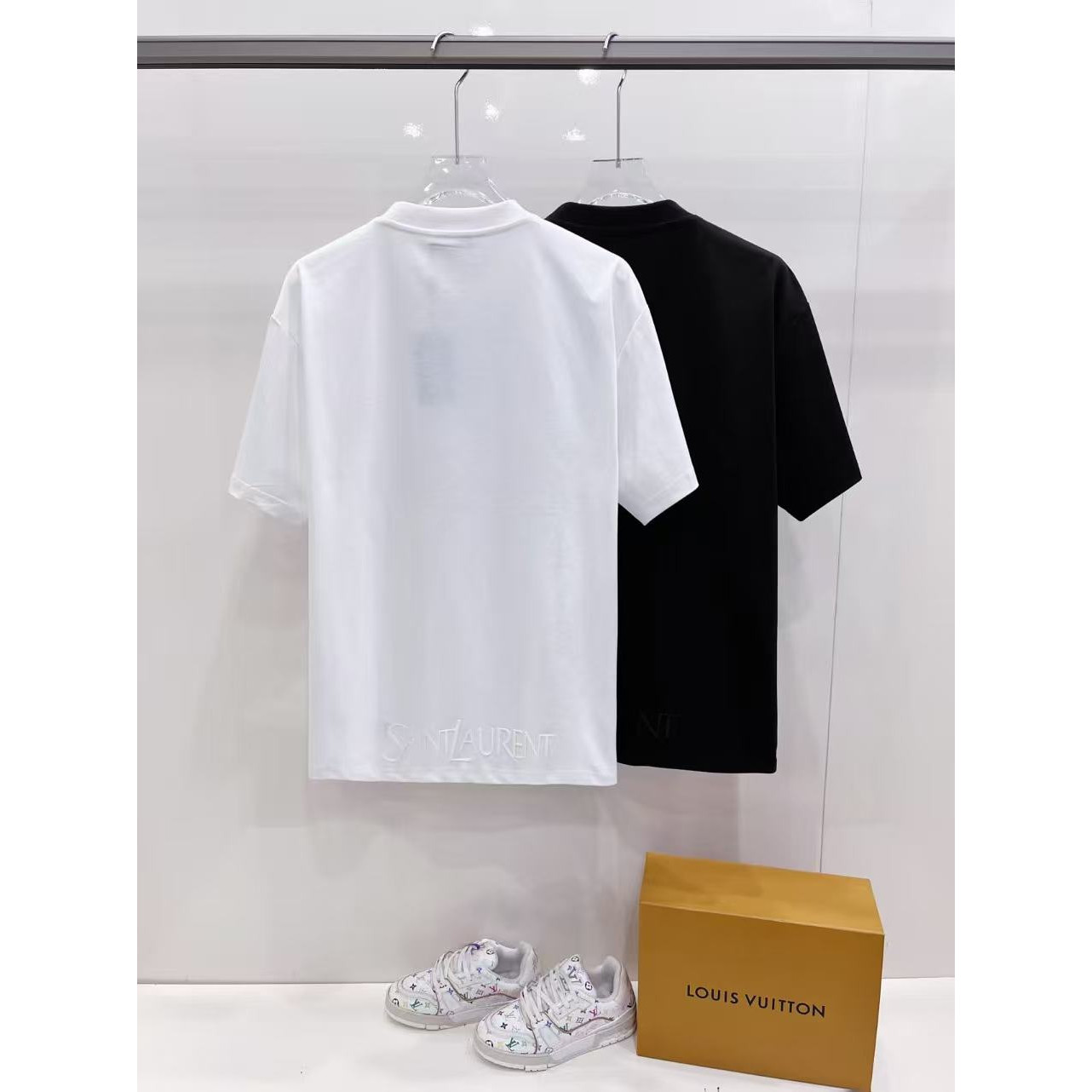 <p>YSL logo图案短袖(白)</p>