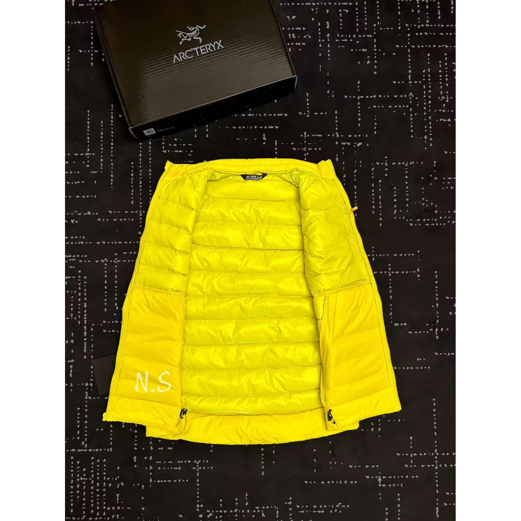 <p>Arc'teryx 立领鹅绒马甲(銅砂黃)</p>