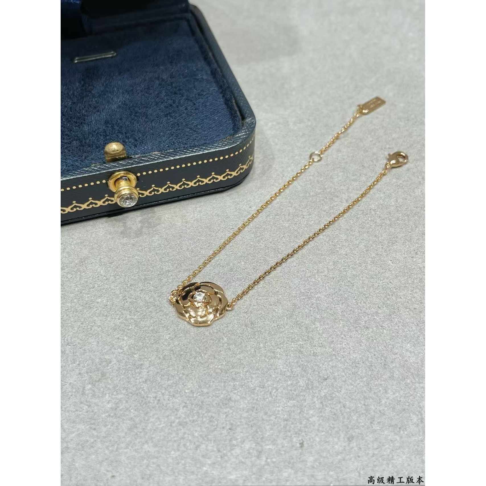 <p>CHANEL&nbsp;光金茶花手链</p>