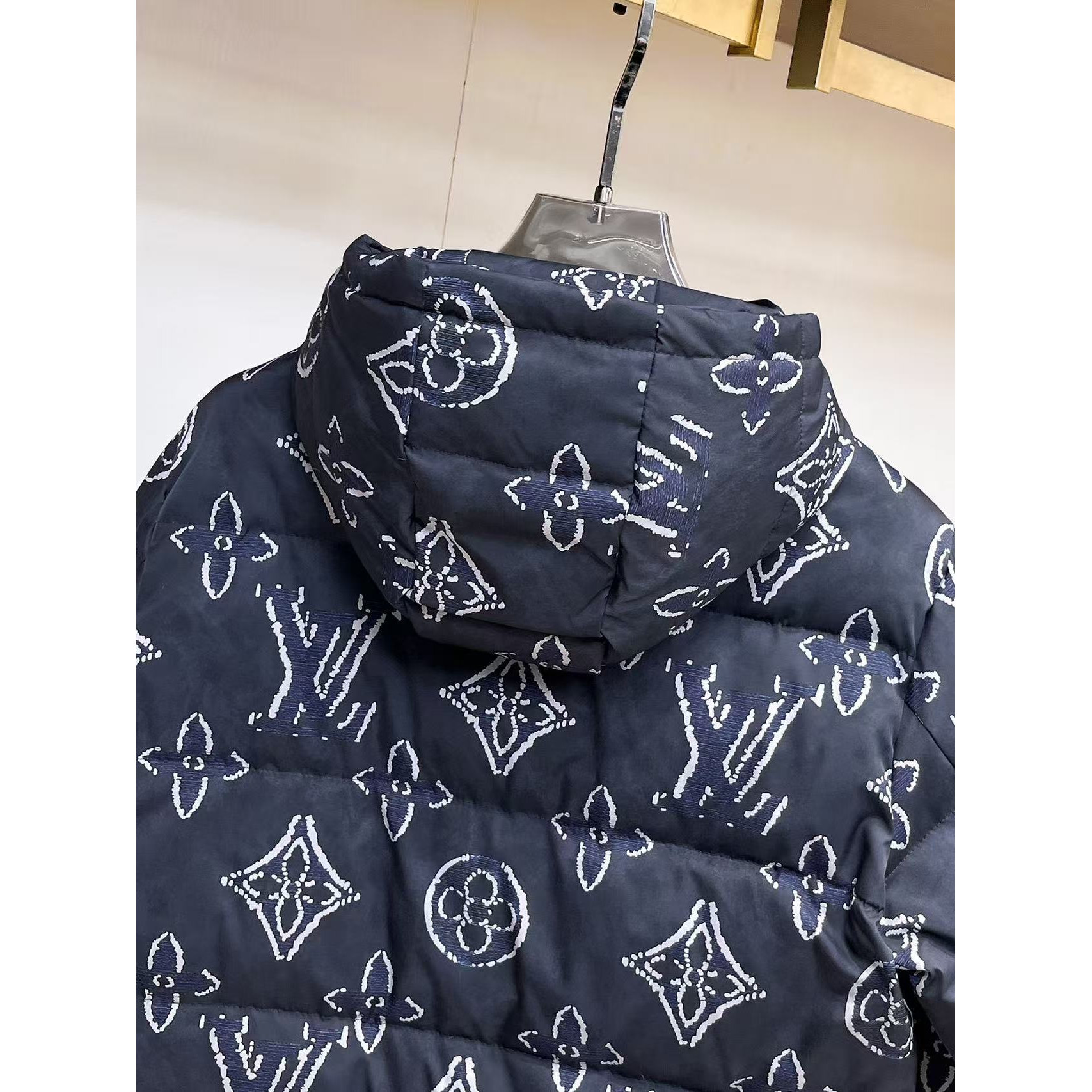 <p>LV 秋冬新款羽绒服(深藍)</p>