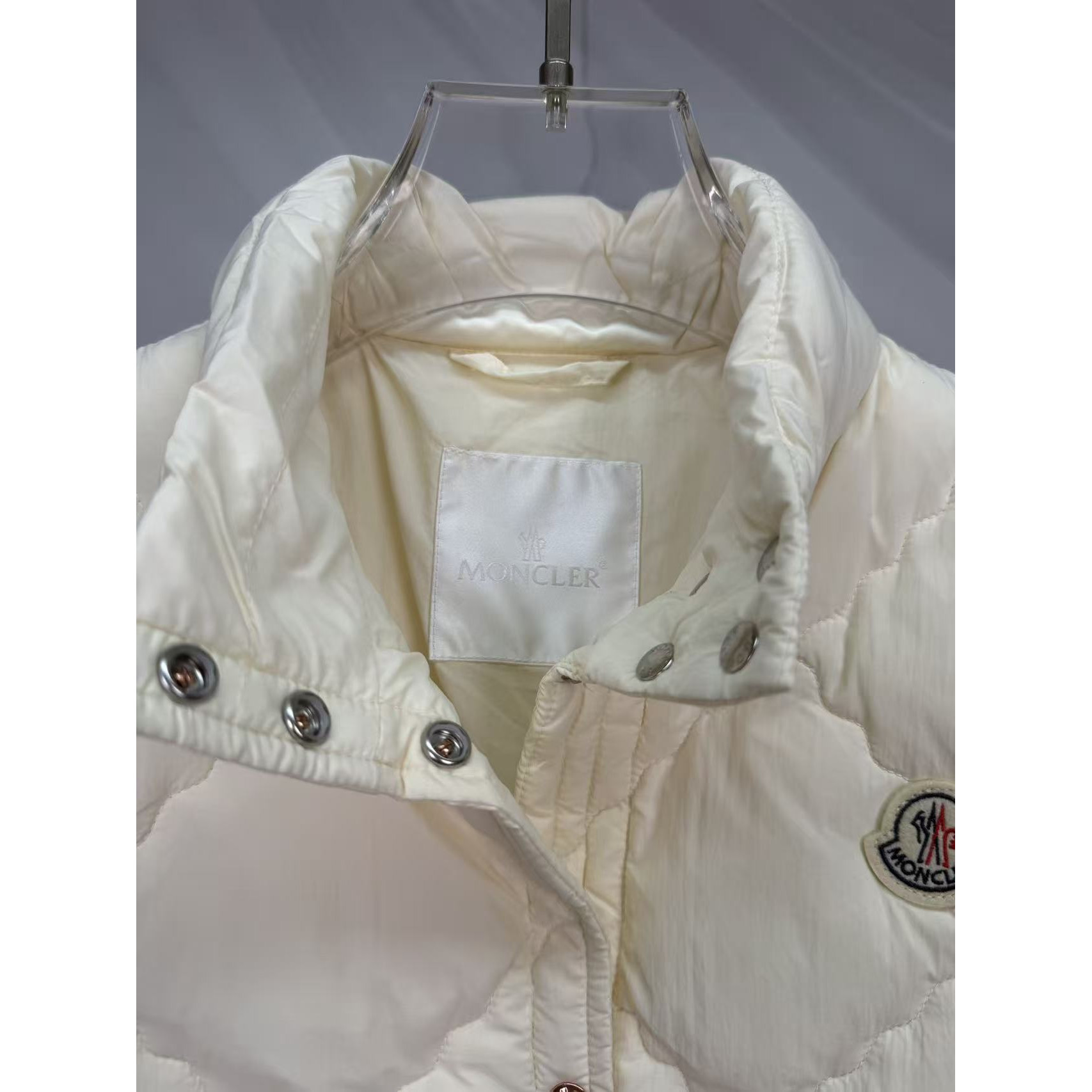 <p>Moncler 菱格纹立领休闲女士羽绒背心(白)</p>