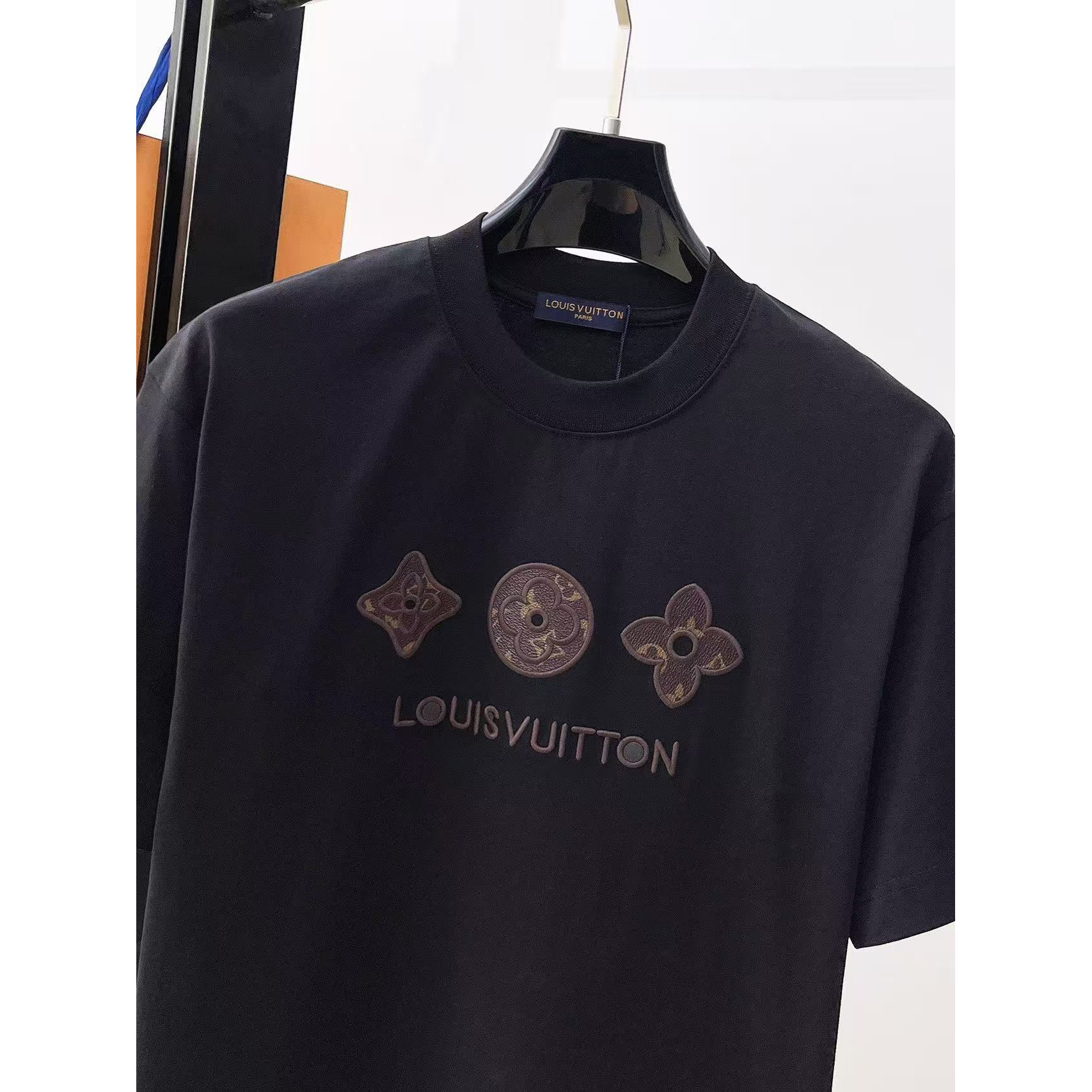 <p>LV&nbsp;专柜新款短袖T恤(黑)</p>