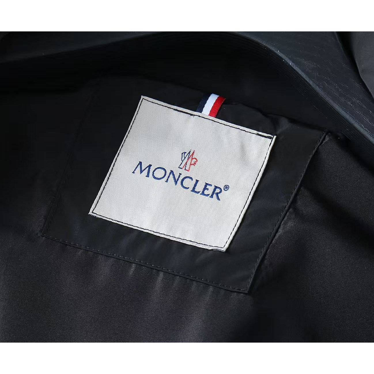 <p>MONCLER 男士夹克外套(800831)</p>
