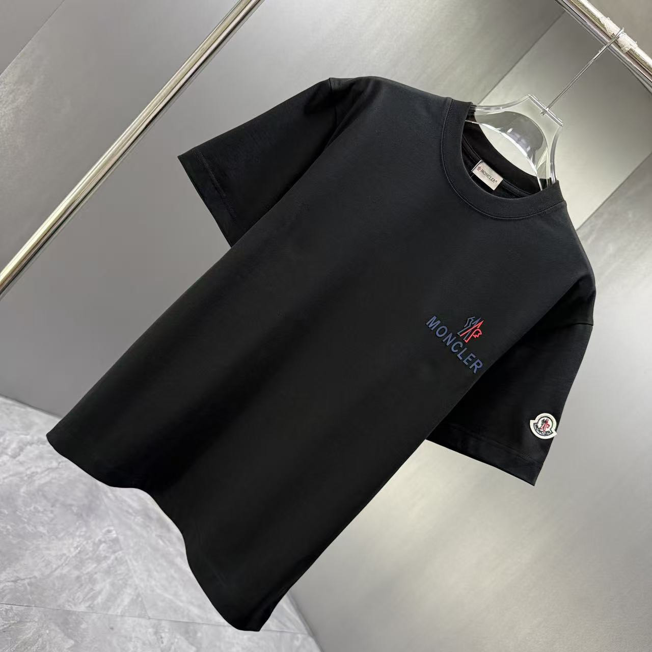 <p>Moncler 短袖T恤(黑)</p>
