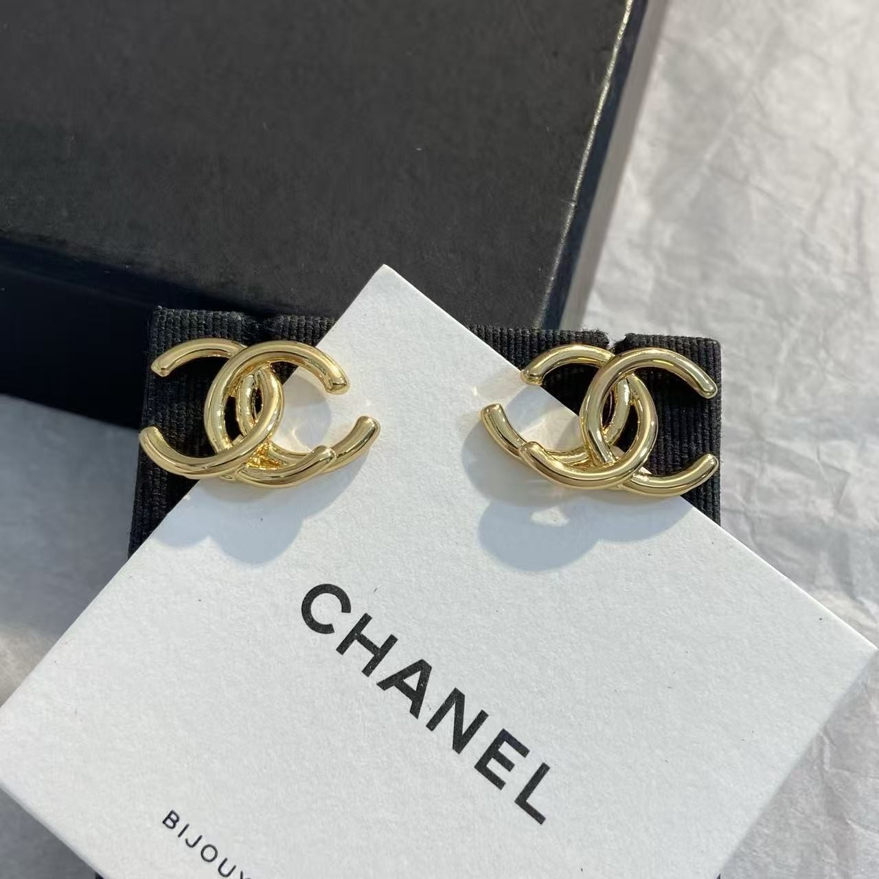 <p>CHANEL 重叠金c耳钉</p>