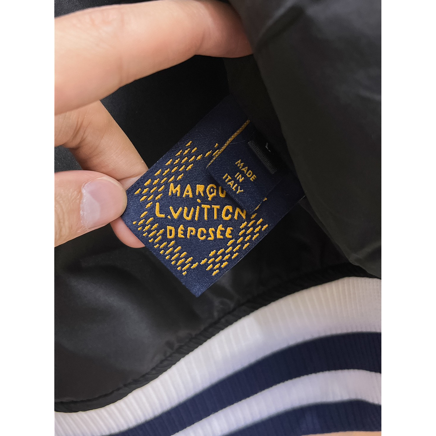<p>LV&nbsp;男士夹克外套(藍)</p>