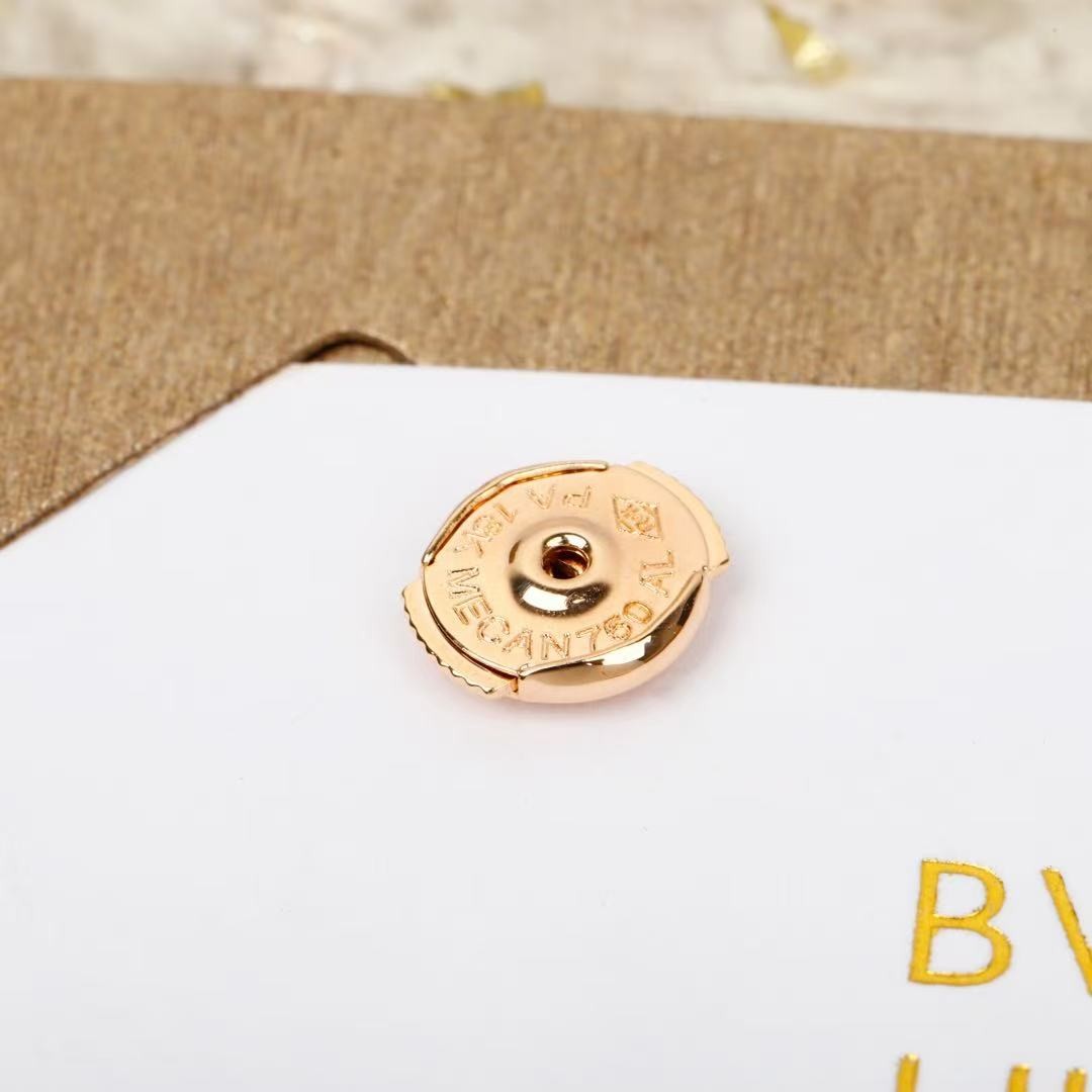 <p>BVLGARI&nbsp;小裙子耳钉</p>