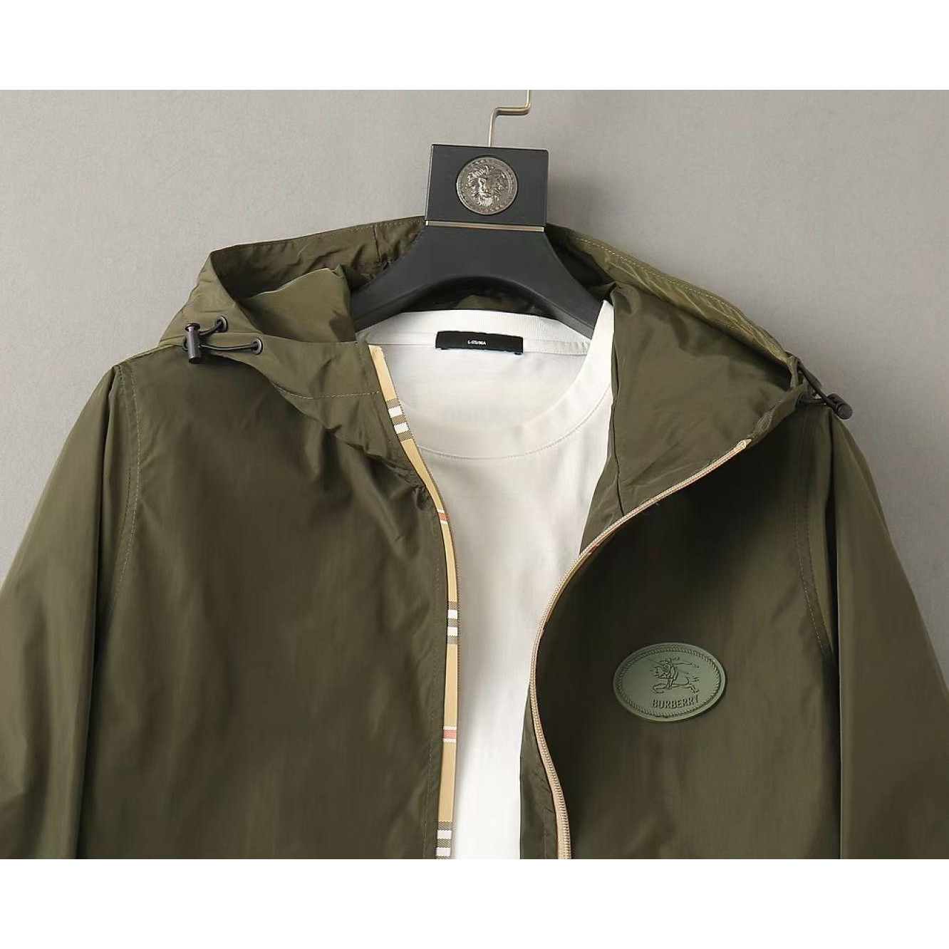 <p>BURBERRY 男士夹克外套(綠)<br />
&nbsp;</p>