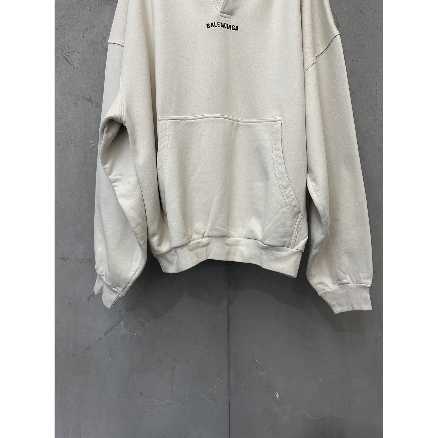 <p>Balenciaga 开领刺绣logo连帽卫衣(灰)</p>