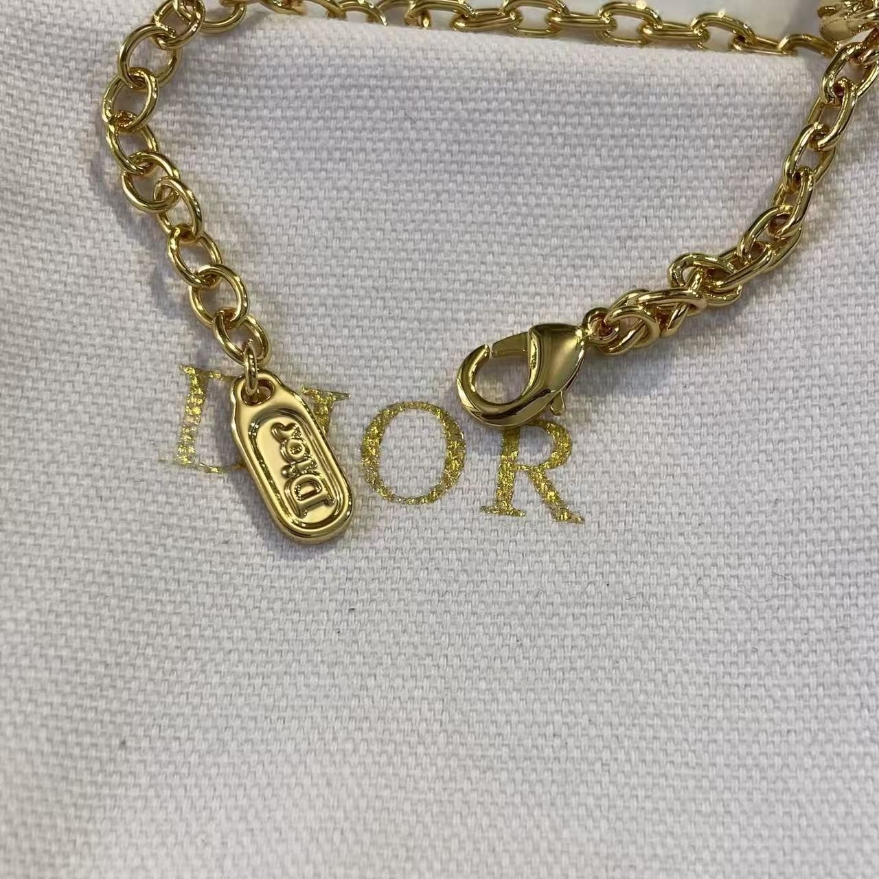 <p>DIOR 蝴蝶结流苏手链</p>