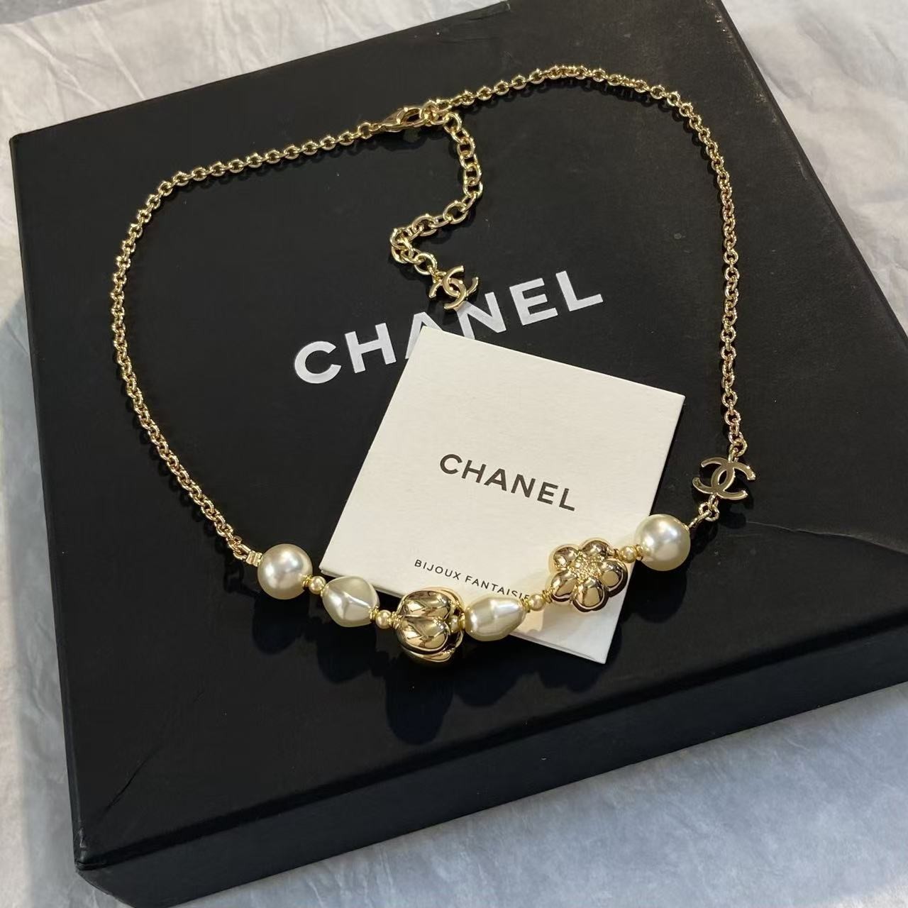<p>CHANEL 珍珠花朵项链</p>