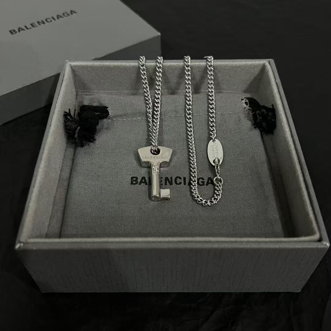 <p>Balenciaga 项链</p>