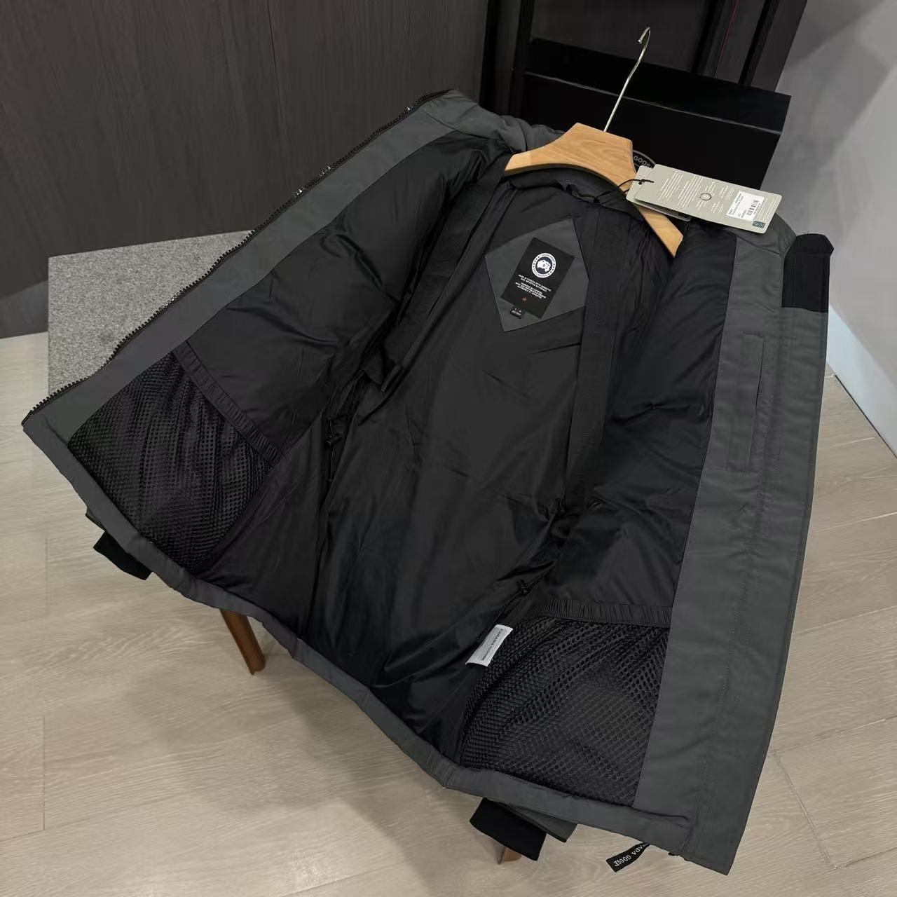 <p>Canada Goose Chelse*派克大衣羽绒服(灰色紅標)</p>