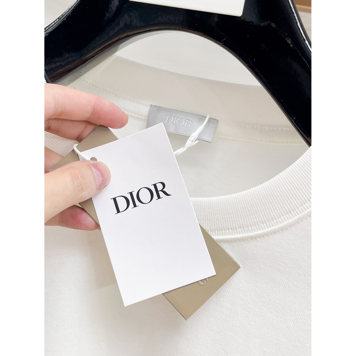 <p>DIOR&nbsp;长袖T恤(白)</p>