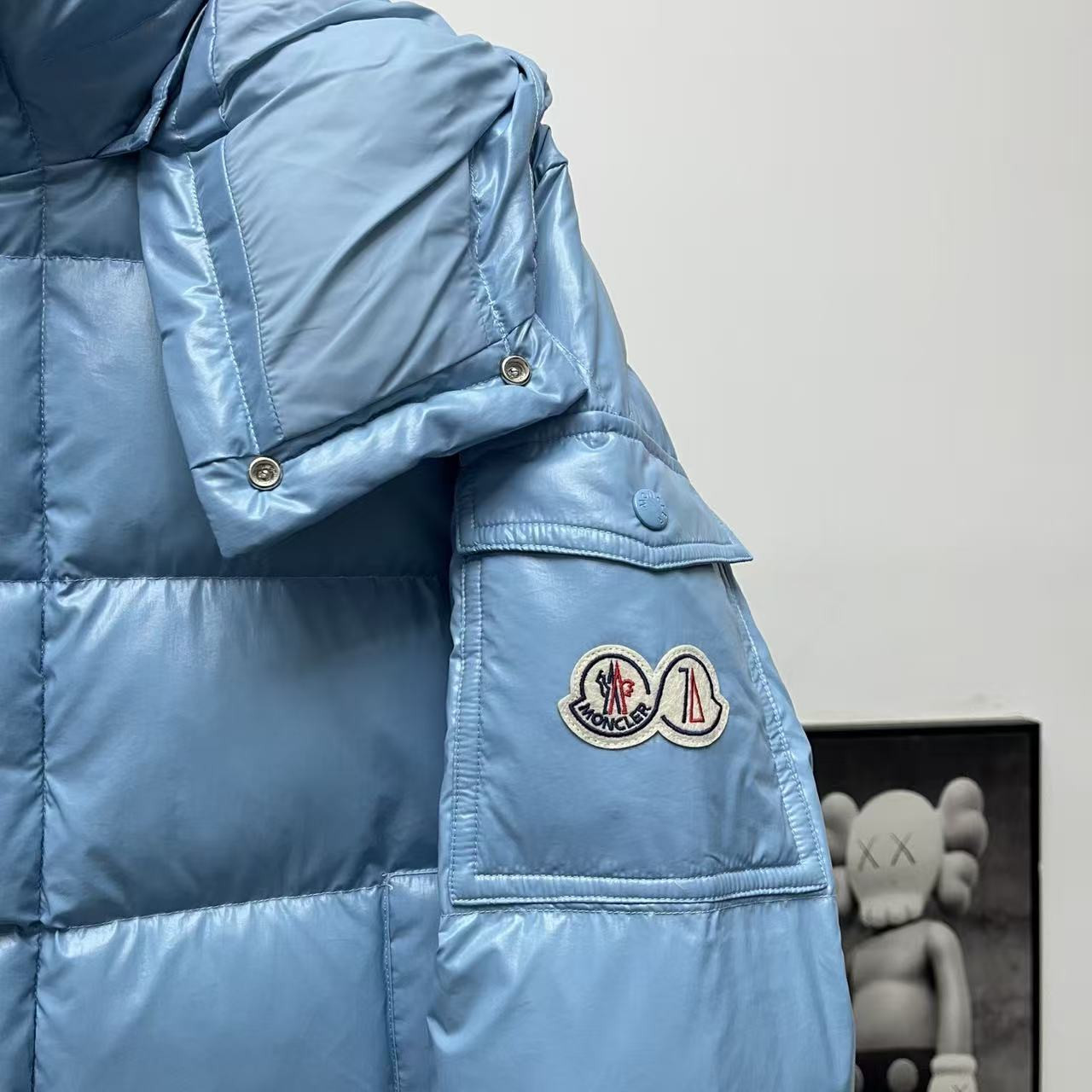 <p>Moncler 70周年双标连帽羽绒服(天藍色)</p>