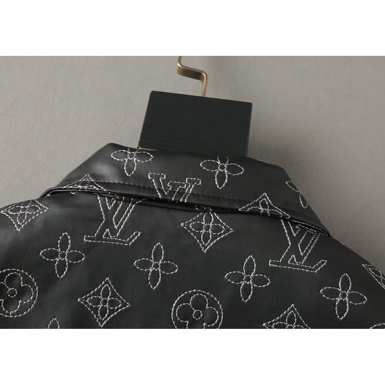 <p>LV&nbsp;男士夹克外套(銀灰色)</p>