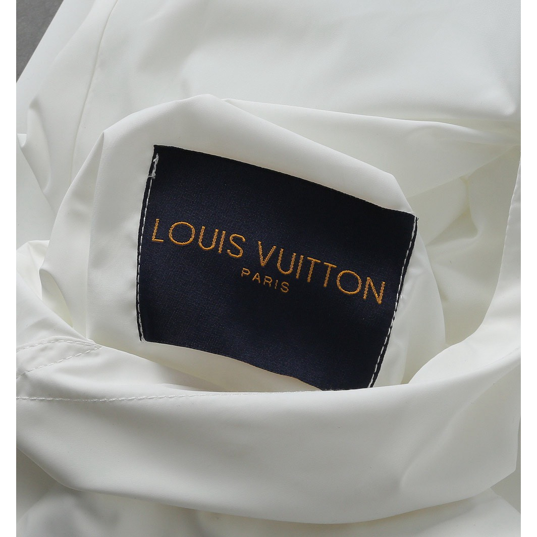 <p>LV 新款男士夹克外套</p>
