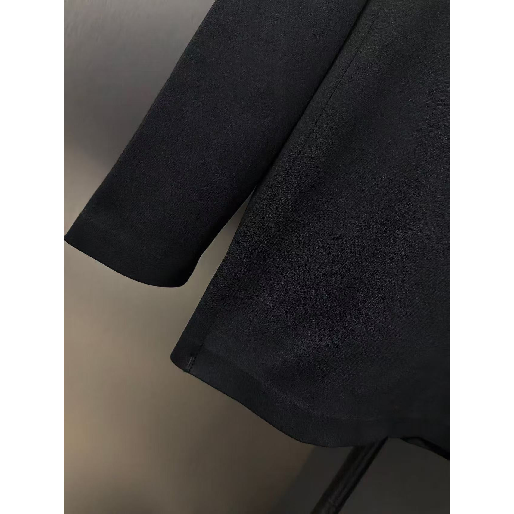 <p>Descente 翻领长袖打底(黑)</p>